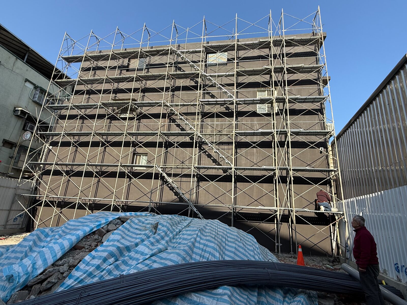 建築外牆搭設鷹架進行結構補強