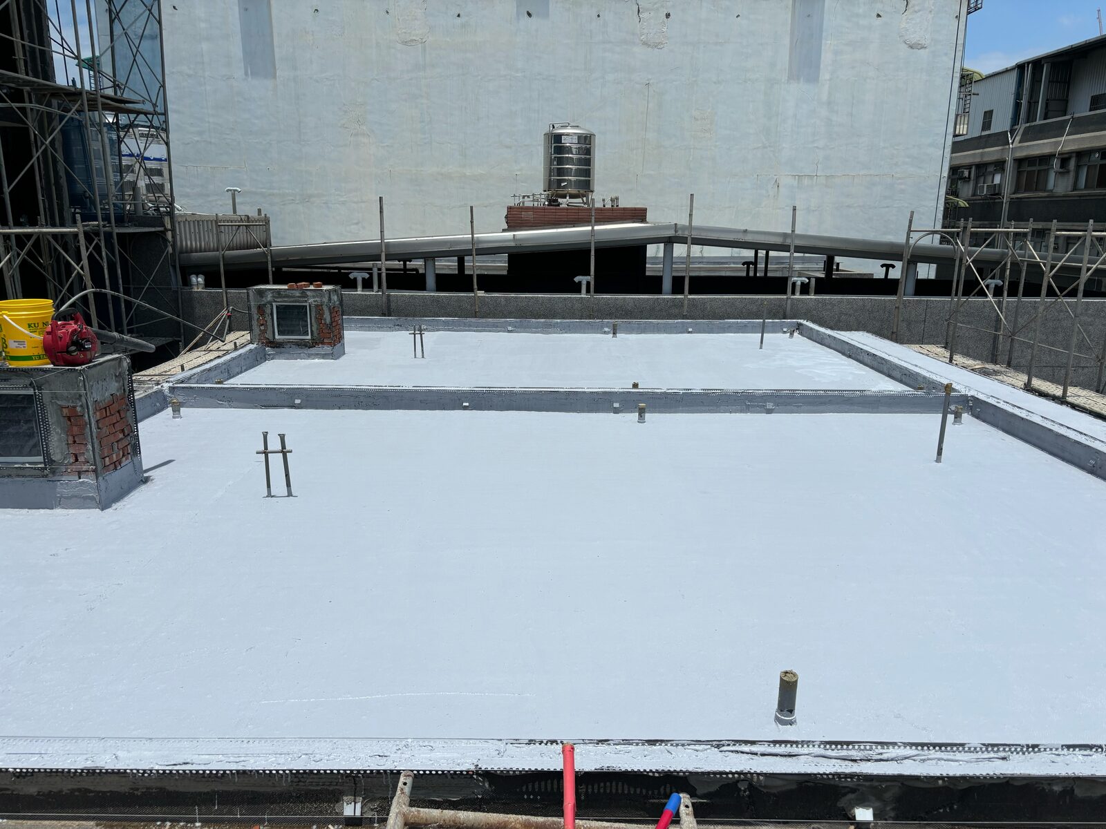 屋頂防水工程中塗施作現場